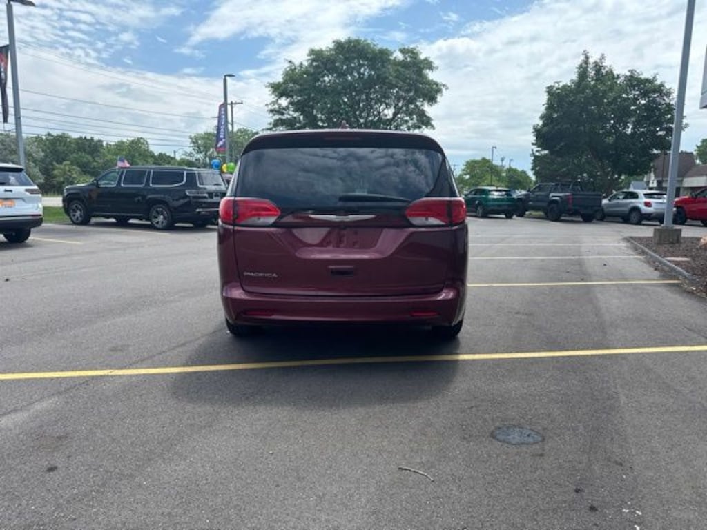 Used 2017 Chrysler Pacifica Touring Minivan/Van