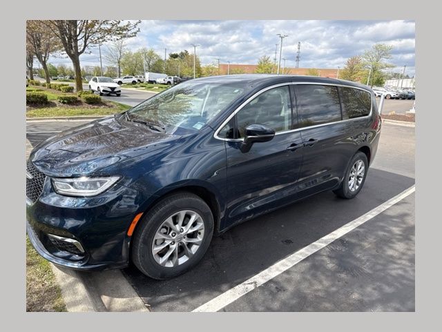 2023 Chrysler Pacifica Touring L AWD's photo