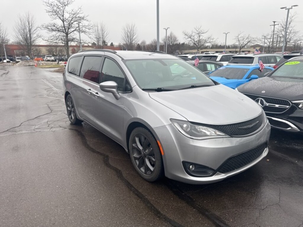 Used 2018 Chrysler Pacifica Touring L Minivan/Van