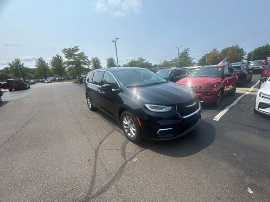 Used 2023 Chrysler Pacifica Touring L Minivan/Van