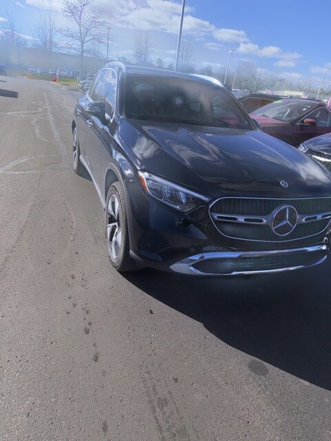 2024 Mercedes Benz GLC 300 photo 2