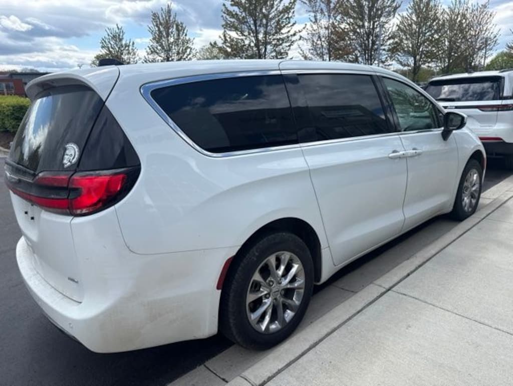 Used 2023 Chrysler Pacifica Touring L Minivan/Van