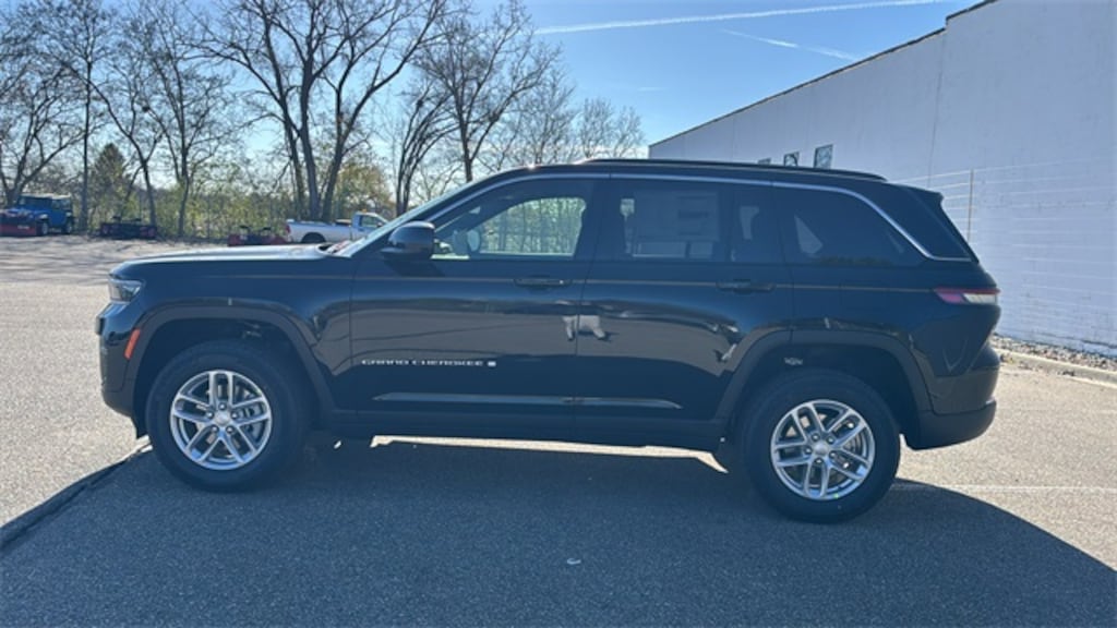 New 2025 Jeep Grand Cherokee Laredo Sport Utility