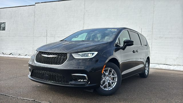 2026 Chrysler Pacifica Select's photo