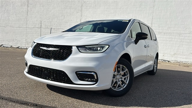 2026 Chrysler Pacifica Select's photo