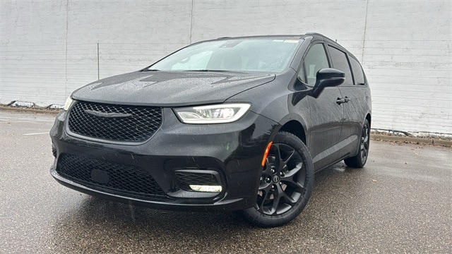 2026 Chrysler Pacifica Select's photo