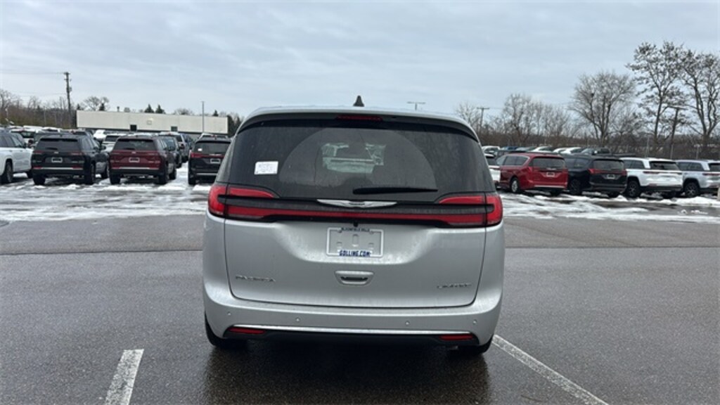 New 2026 Chrysler Pacifica Limited Passenger Van