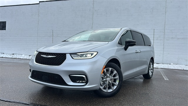 2026 Chrysler Pacifica Limited's photo