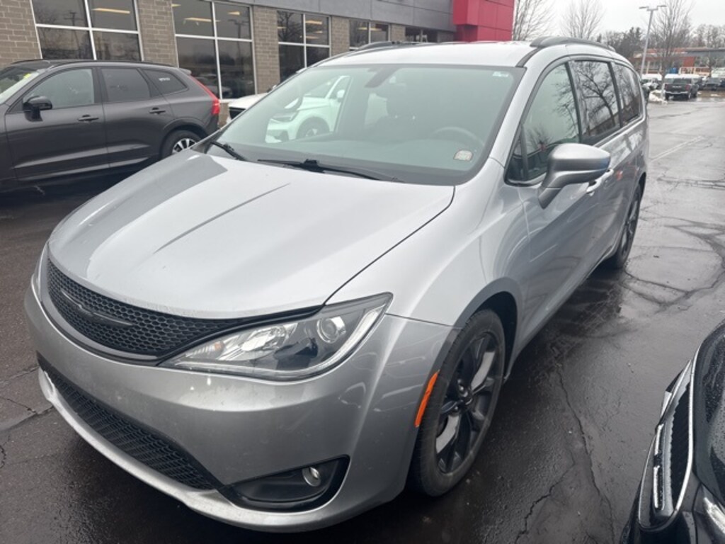 Used 2018 Chrysler Pacifica Touring L Minivan/Van