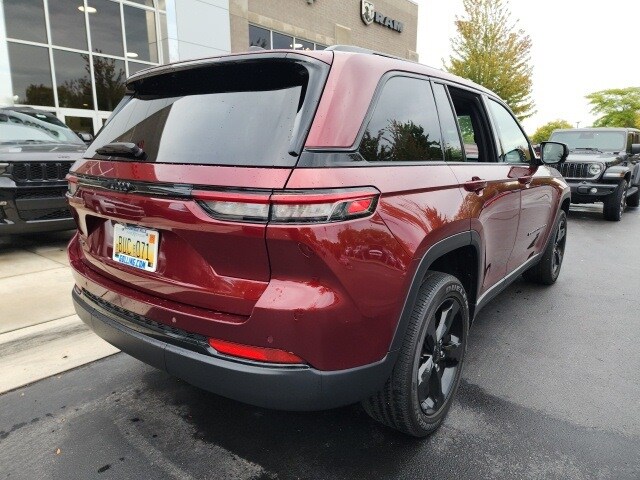 2023 Jeep Grand Cherokee Altitude photo 2