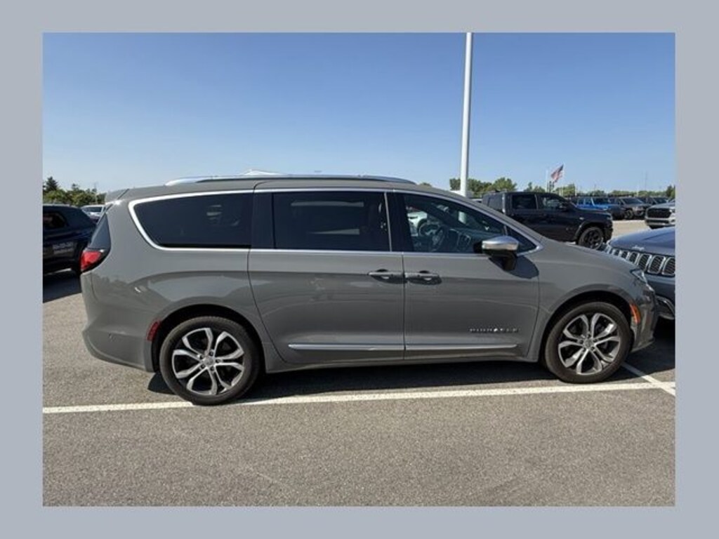 Used 2025 Chrysler Pacifica Pinnacle Minivan/Van