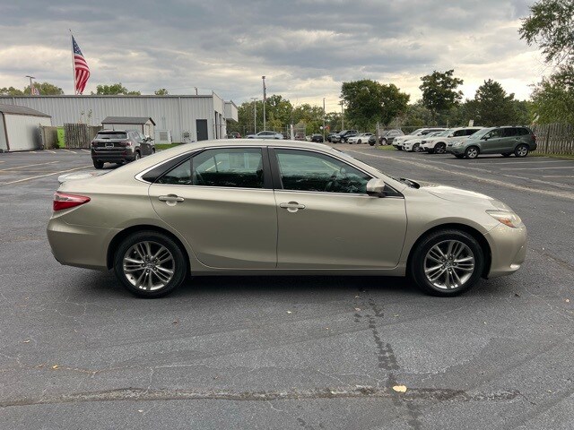 2016 Toyota Camry SE photo 4
