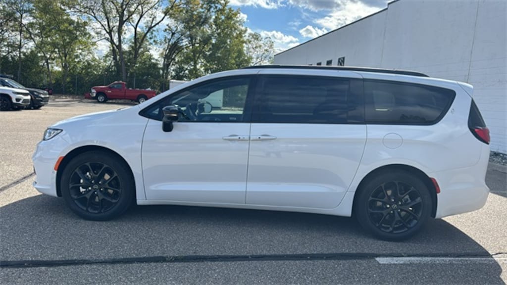 New 2026 Chrysler Pacifica Limited Passenger Van