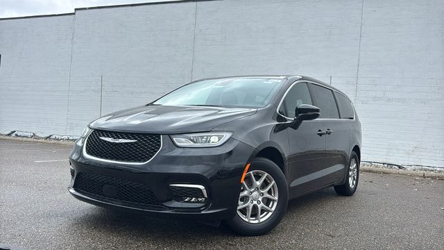 2026 Chrysler Pacifica Select's photo
