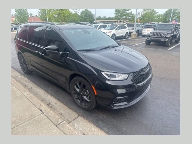 2023 Chrysler Pacifica's photo