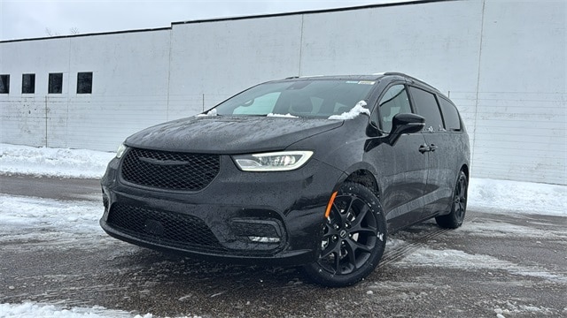 2026 Chrysler Pacifica Select's photo