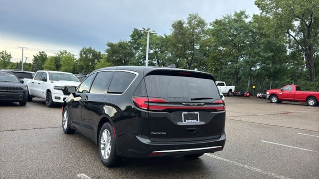 New 2027 Chrysler Pacifica SELECT Passenger Van