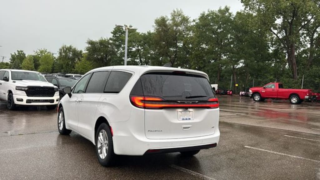 New 2027 Chrysler Pacifica SELECT AWD Passenger Van
