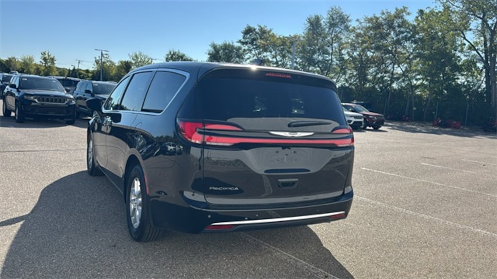 New 2026 Chrysler Pacifica Select Passenger Van