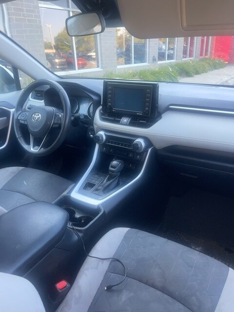 2020 Toyota RAV4 XLE photo 2