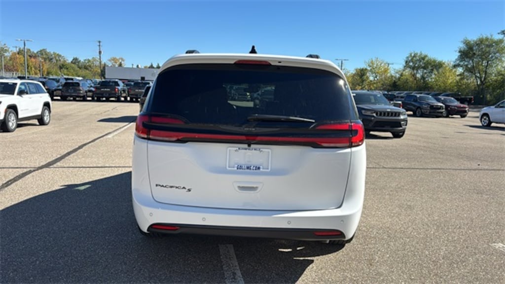 New 2026 Chrysler Pacifica SELECT Passenger Van
