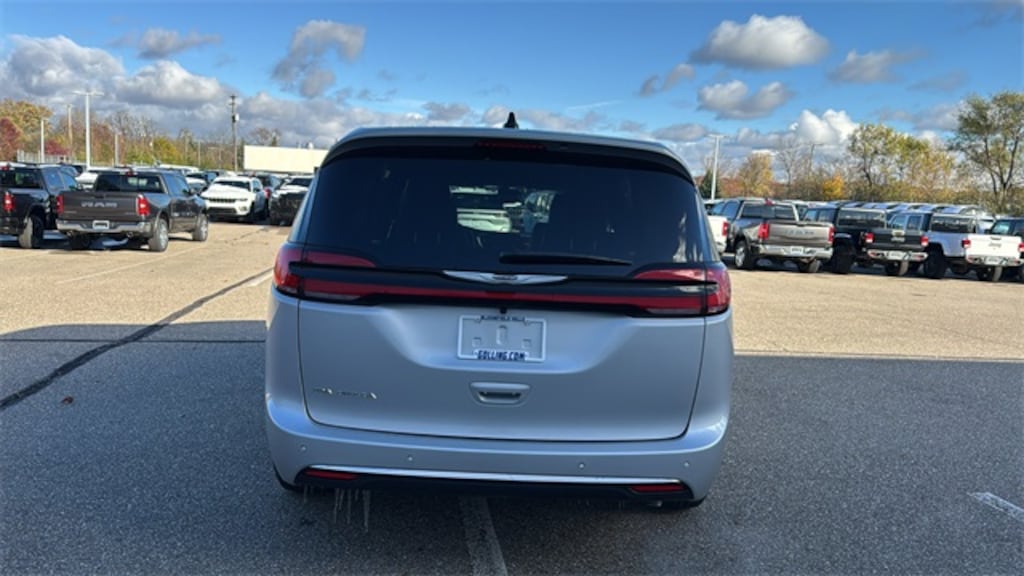 New 2026 Chrysler Pacifica Select Passenger Van