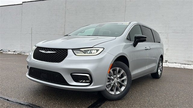 2026 Chrysler Pacifica Select's photo