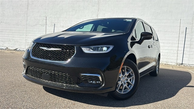 2026 Chrysler Pacifica Select's photo