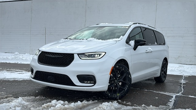 2026 Chrysler Pacifica Select's photo