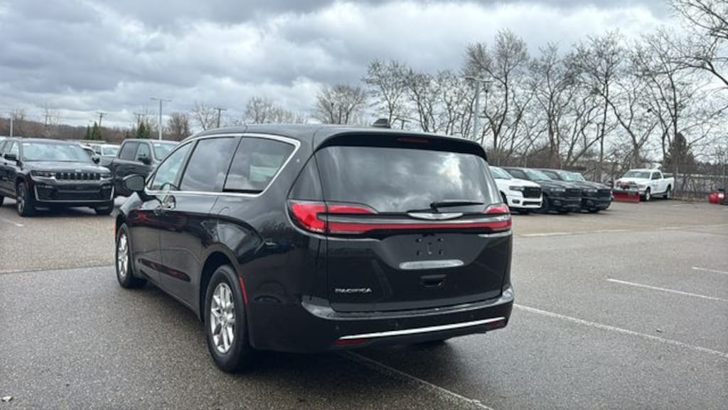 New 2026 Chrysler Pacifica SELECT Passenger Van