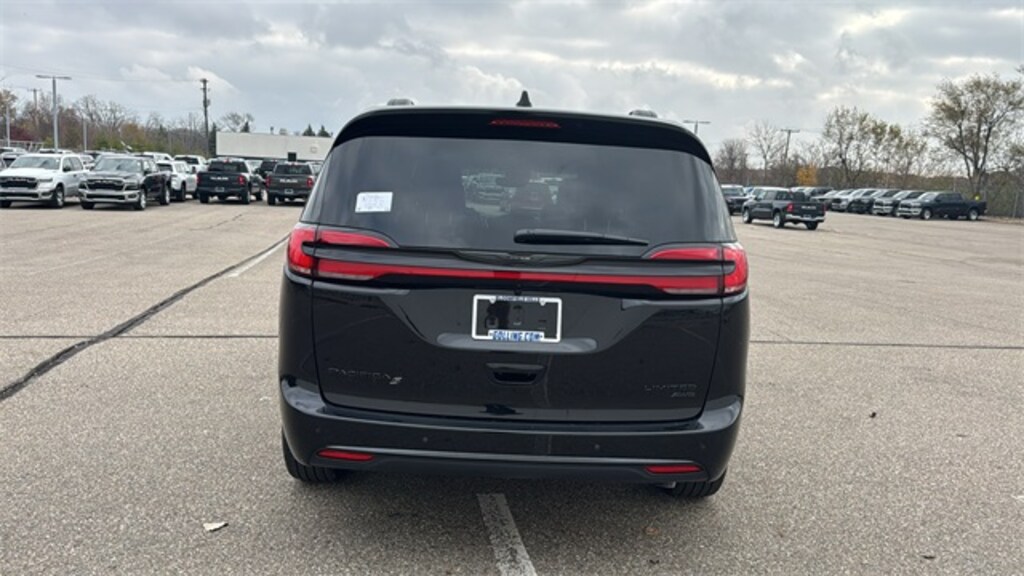 New 2026 Chrysler Pacifica Limited Passenger Van