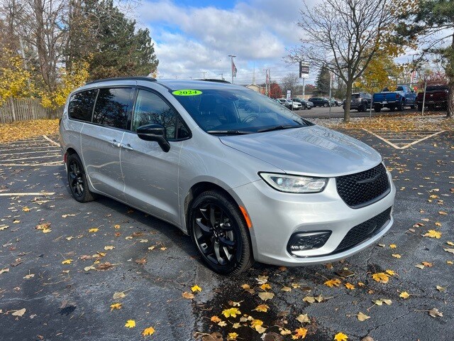 2024 Chrysler Pacifica Touring L photo 4