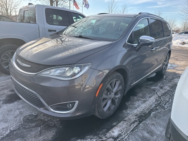 2019 Chrysler Pacifica Limited's photo