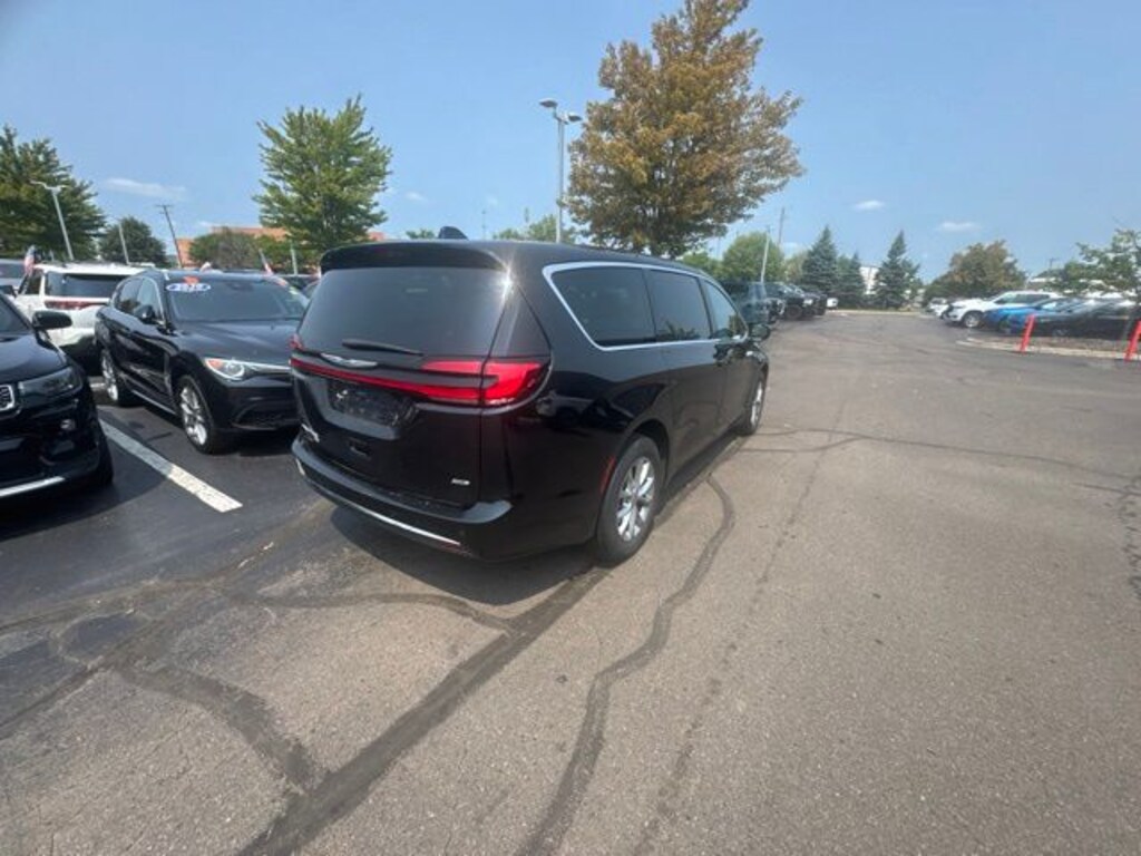 Used 2023 Chrysler Pacifica Touring L Minivan/Van