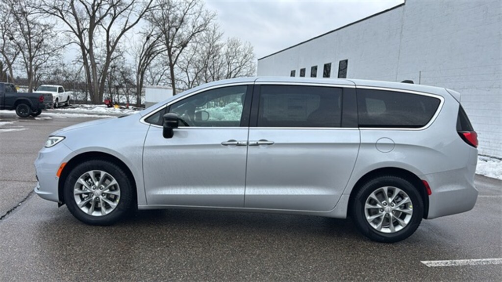 New 2026 Chrysler Pacifica Limited Passenger Van