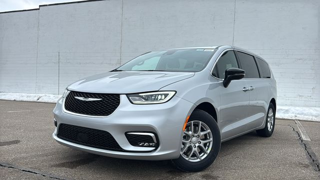 2026 Chrysler Pacifica Select's photo