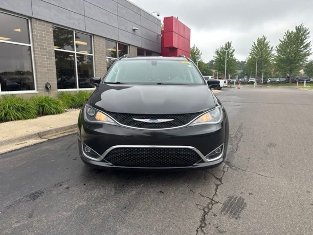 Used 2017 Chrysler Pacifica Touring L Plus Minivan/Van