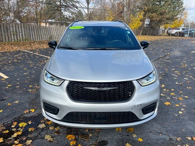 2024 Chrysler Pacifica Touring L photo 2