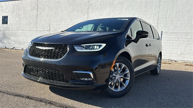 2026 Chrysler Pacifica Limited's photo