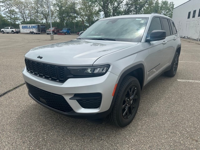 Used 2024 Jeep Grand Cherokee Altitude with VIN 1C4RJHAG8RC259247 for sale in Bloomfield, MI