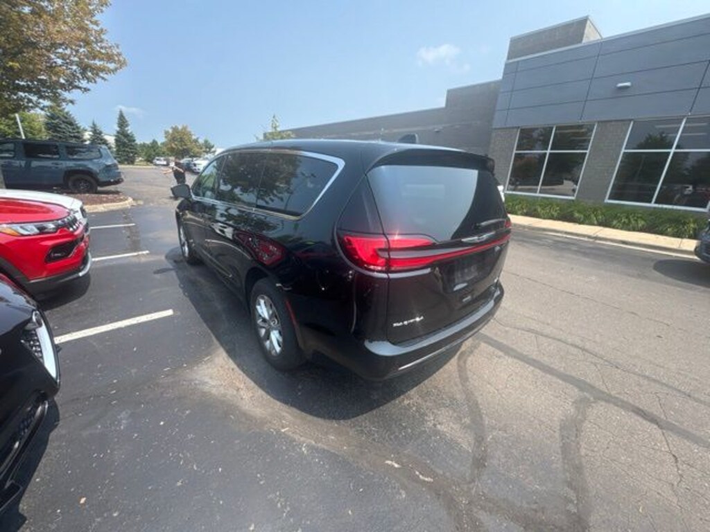 Used 2023 Chrysler Pacifica Touring L Minivan/Van