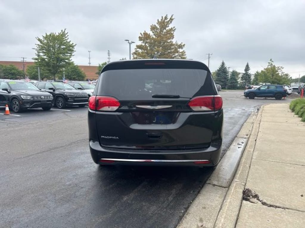 Used 2017 Chrysler Pacifica Touring L Plus Minivan/Van