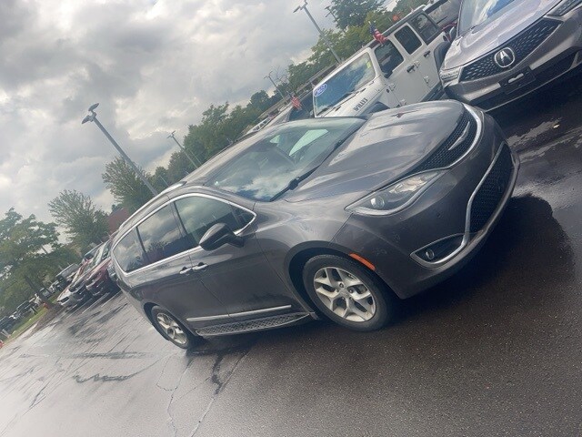 2020 Chrysler Pacifica Touring Plus photo 2