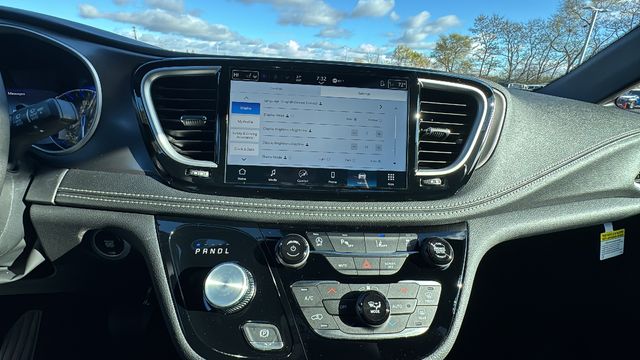 2026 Chrysler Pacifica Select - Photo 23