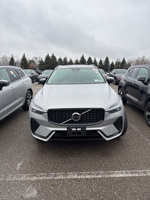 2025 Volvo XC60 Plus's photo