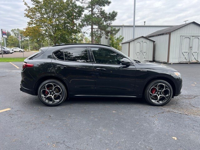 2023 Alfa Romeo Stelvio Ti photo 4