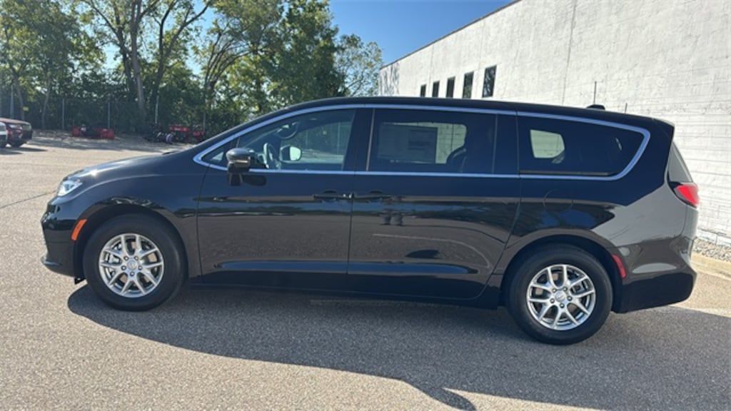 New 2026 Chrysler Pacifica Select Passenger Van