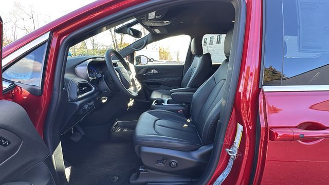 2026 Chrysler Pacifica Select - Photo 11