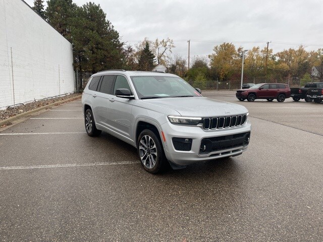2024 Jeep Grand Cherokee Overland photo 2
