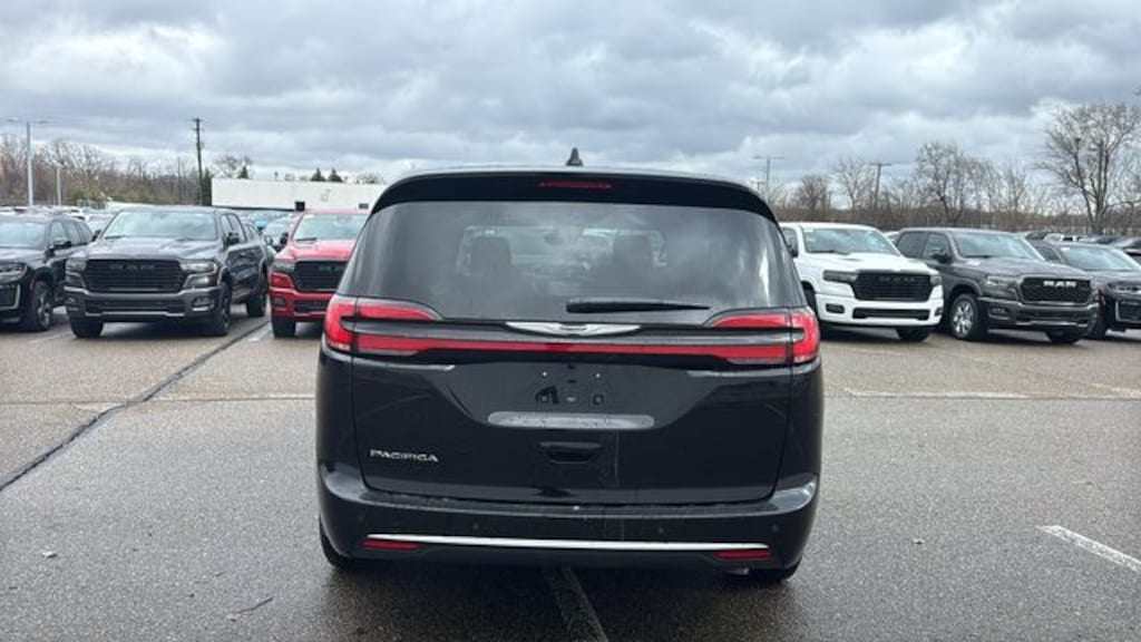 New 2026 Chrysler Pacifica SELECT Passenger Van